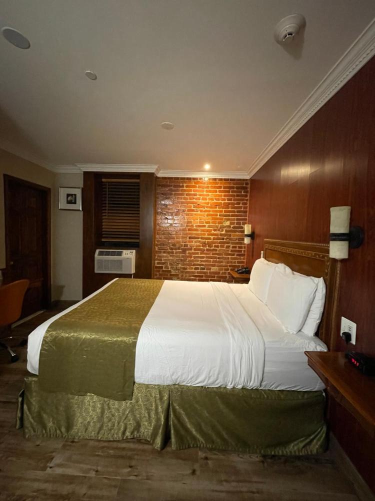 Queen Room interior